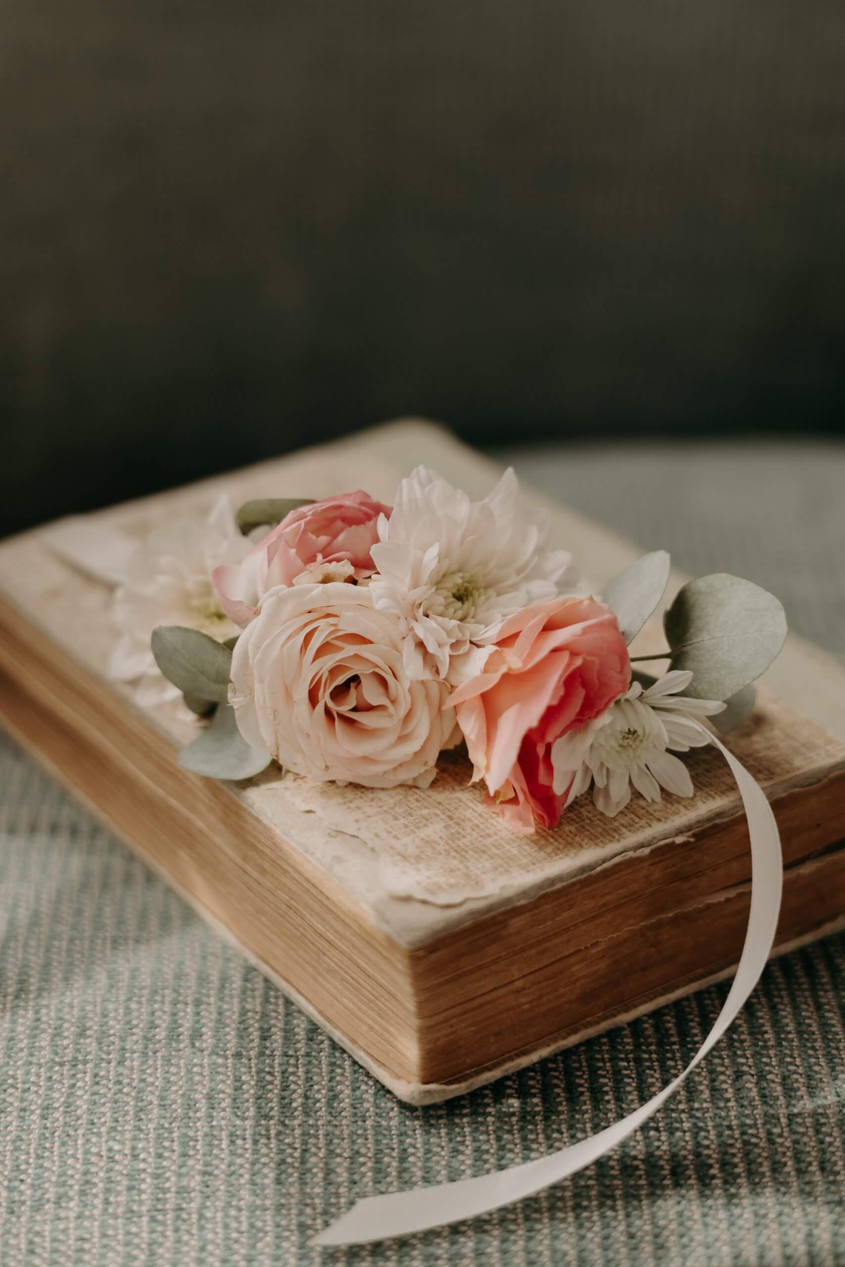 Bracelet fleurs fraiches mariage bordeaux
